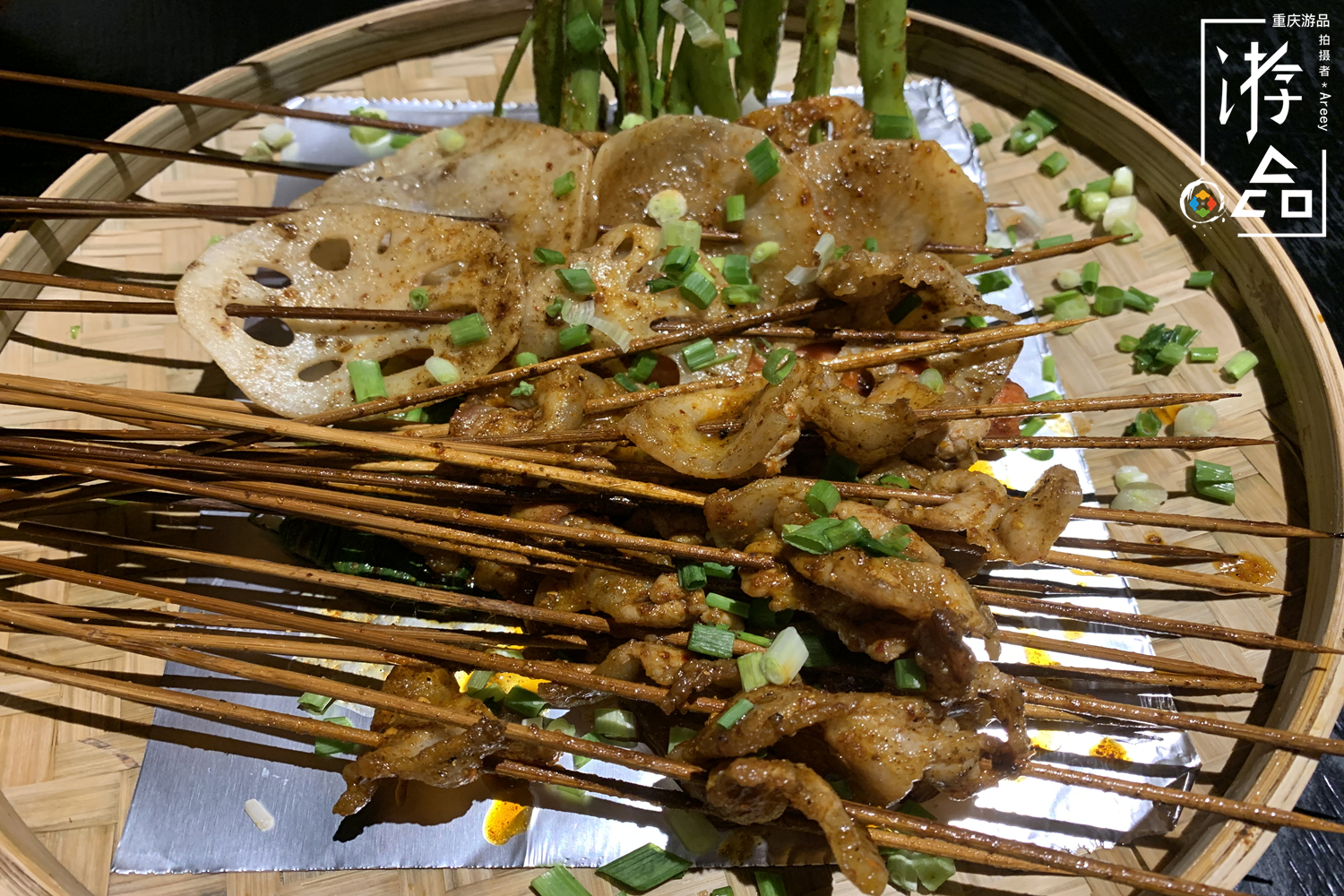 重庆街头餐馆多，面积小但五脏俱全，经营者还都是夫妻