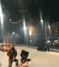 35岁高管被裁后送外卖：永远不要嘲笑“跪着”赚