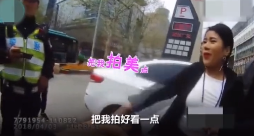最无辜女司机！驾驶证1万8！除了违章和车是真的，其他全是假的