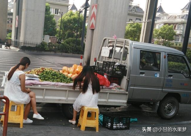 马路边那么多摆摊卖水果，他们真的比实体水果店还要赚钱吗？