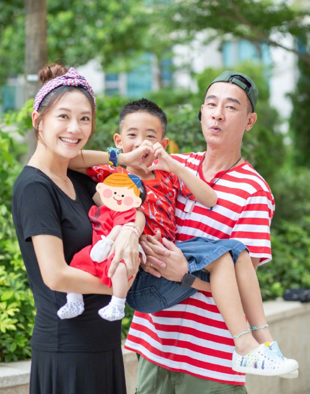 應采兒曬照感慨兒子長大，小小春睡姿花樣百出，小床快裝不下長腿