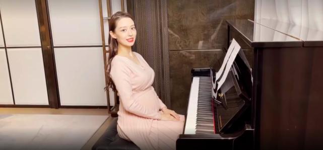 吉娜挺九個月孕肚彈琴，郎朗貼心拍照，夫妻倆為寶寶做胎教超甜蜜