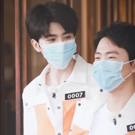 郭麒麟被人搂住频露娇羞，易烊千玺罗晋更似女