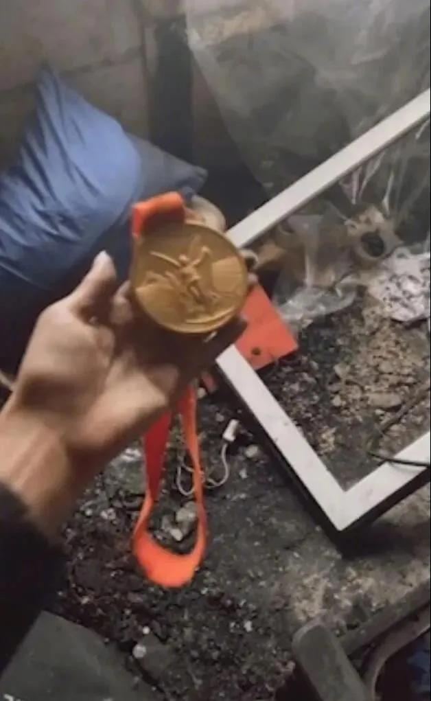 东京奥运金牌一扣就掉皮？北京奥运金牌可是废墟中挖出都完好无损