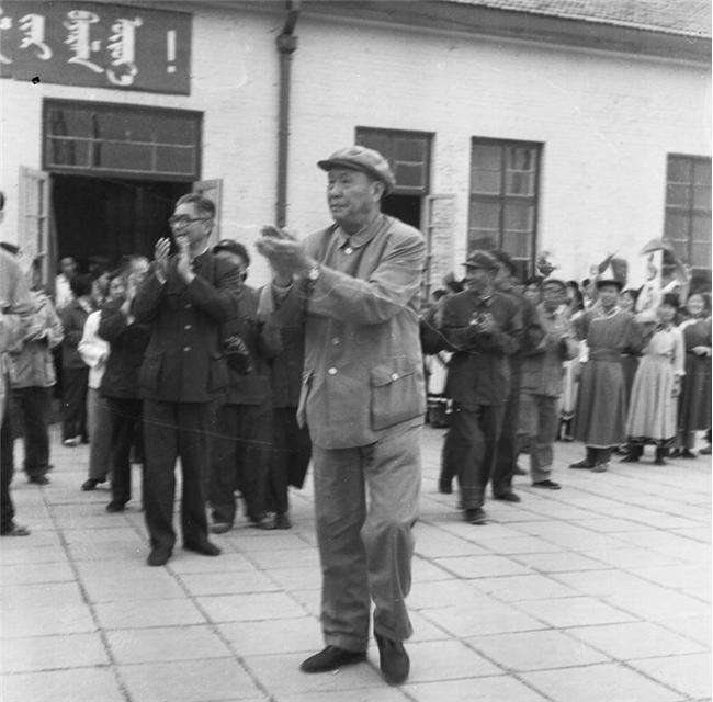 上将乌兰夫：单刀赴会救内蒙，一人瓦解一个“