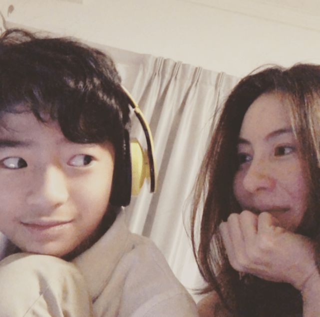 张柏芝独自带仨儿子现身机场，幼子正面曝光，颜值超高惊艳网友