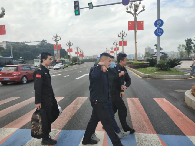 四川|年轻男子饿晕在路边，南充市高坪区城管队员及时开展救助