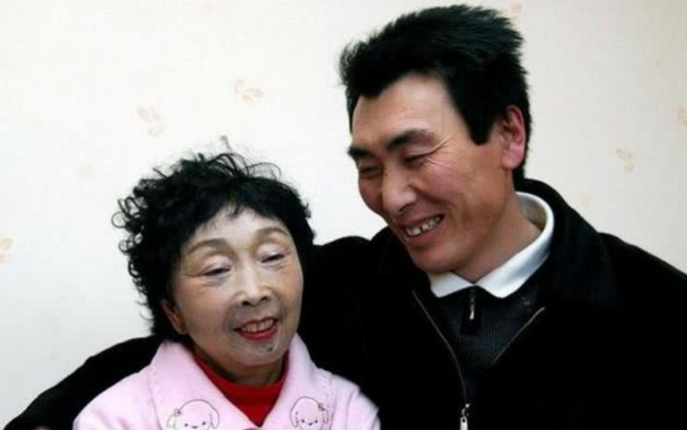 当年25岁小伙不顾父母反对，坚决娶60岁老太，如
