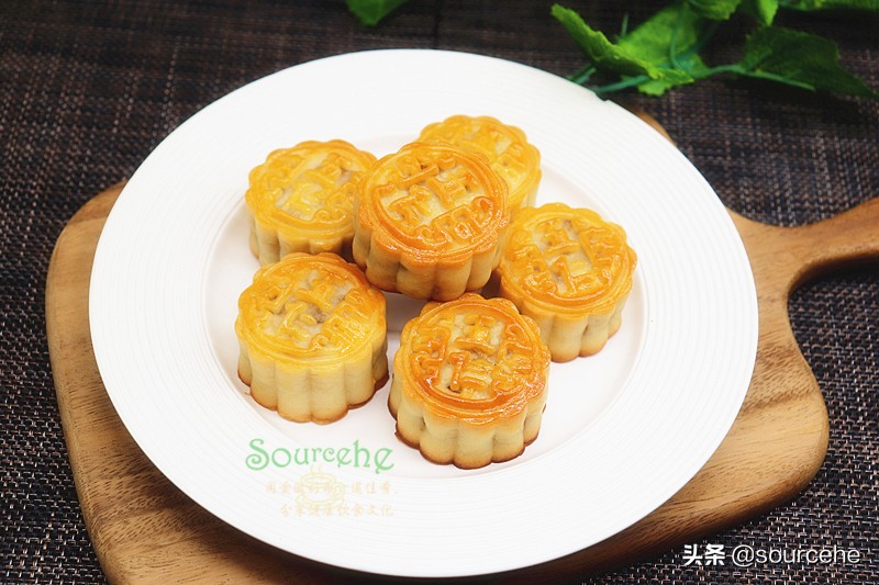 奶奶教我做的广式五仁月饼，细腻柔滑不油不腻，甘香回味，真好吃