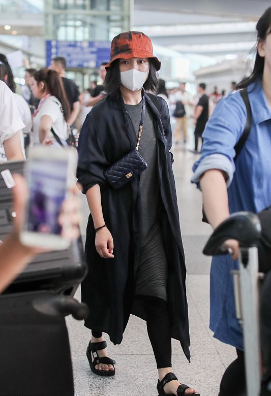周迅一身出门遛弯装扮，衣服普通还宽松，真是不拿自己当女明星