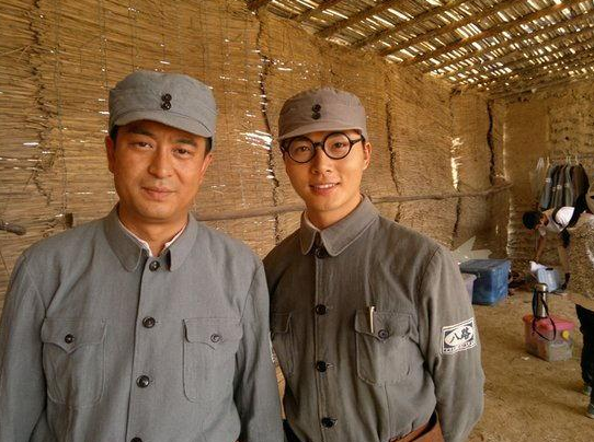 抗战时期，八路军的帽子上都缝有两粒纽扣，到底有什么特殊作用？