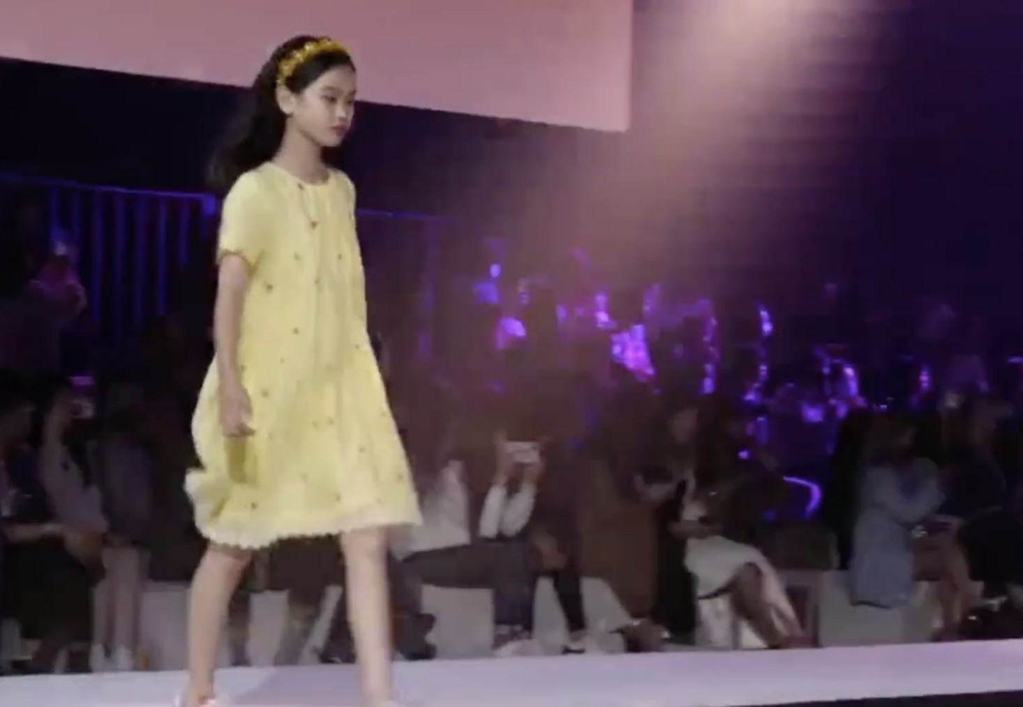 甜馨小考拉Jaden同台走秀超有範兒，李小璐鐘麗緹台下觀看陪女兒