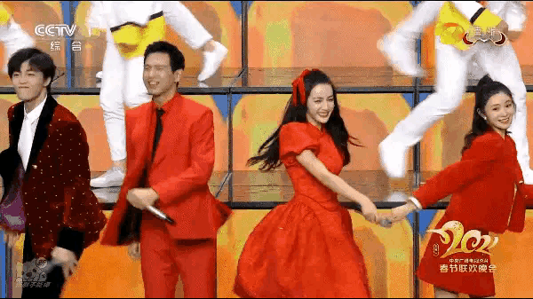 春晚4个小插曲：倪妮借大牌衣服不敢摘标签，王一博差点掉下舞台