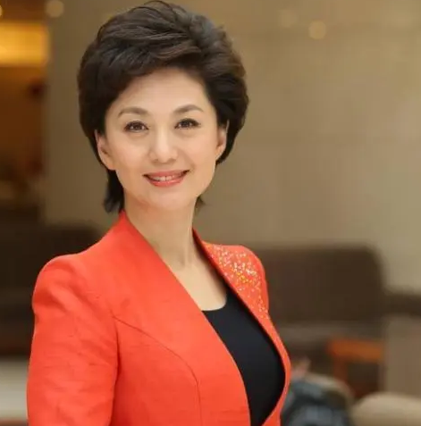 央视主播海霞被疑隔空示爱？丈夫是清华教授，