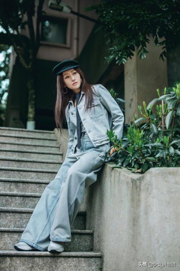 被50岁杨钰莹惊艳了，穿牛仔装青春休闲，网友：岁月从不败美人