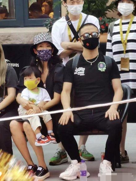 网友偶遇汪峰一家五口，章子怡全程抱儿子好溺爱，女儿扎脏辫太潮