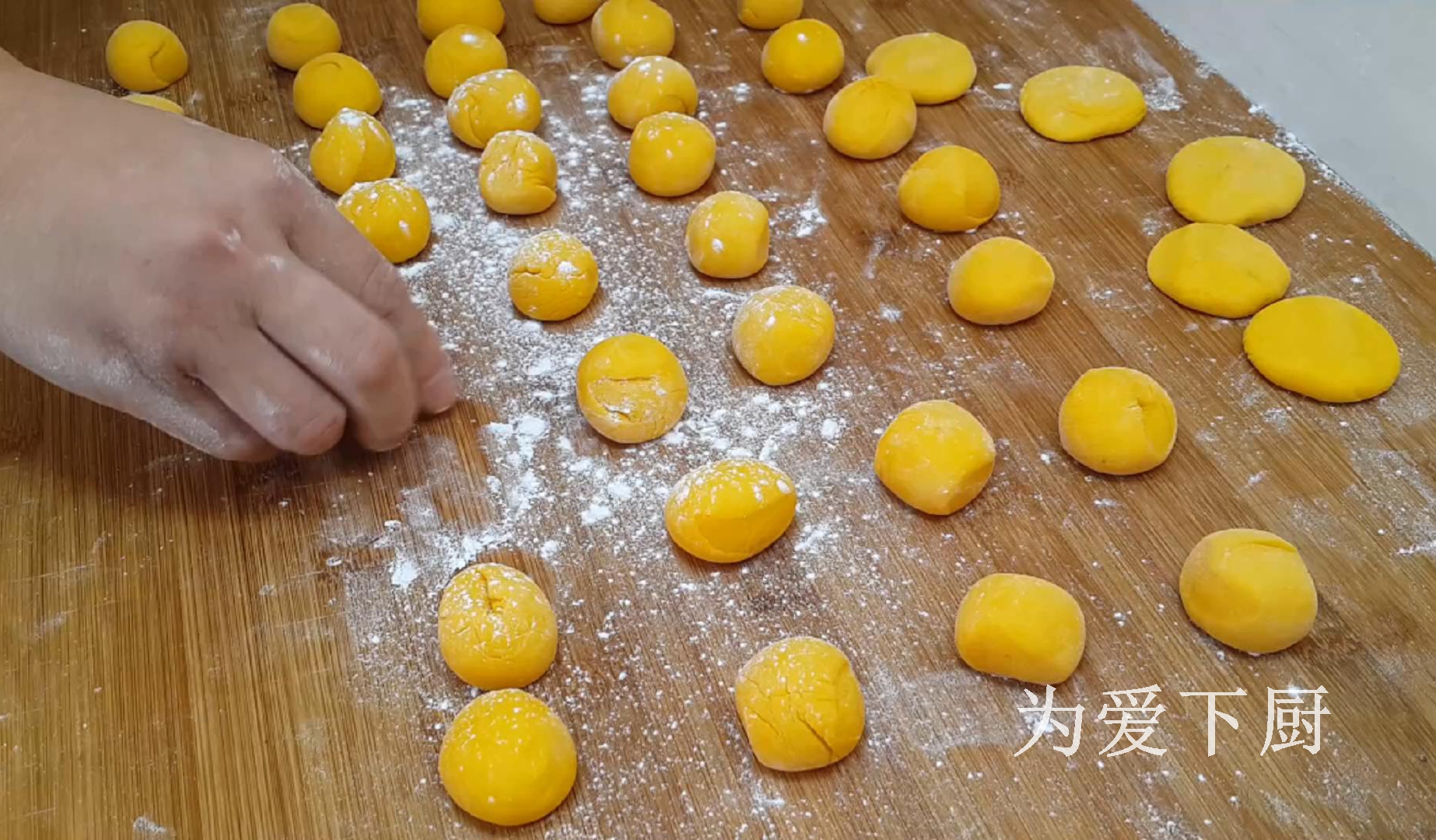 面粉别炸油条了，加半个南瓜，个个金黄鼓大泡，比面包蛋糕还香