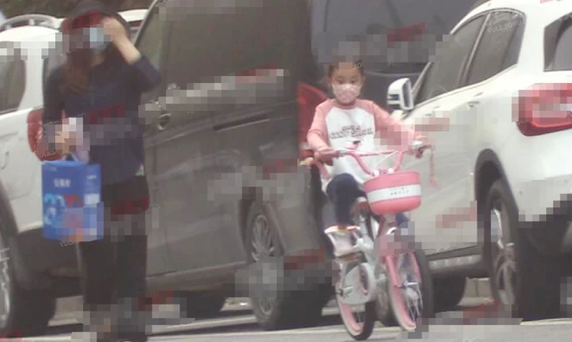 7岁甜馨相当独立，街头骑单车又美又飒，使劲抬