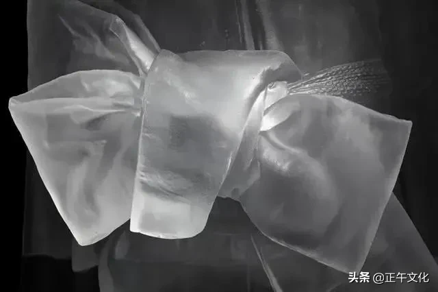 盐设计 · 为展现女人最美的时刻,她用500磅玻璃做成婚纱