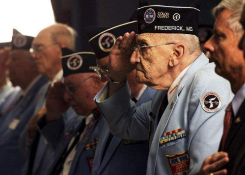 特朗普又捅娄子！吹嘘神药引发连锁反应，数千