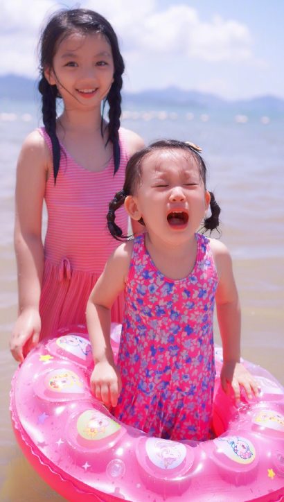 阿拉蕾与妹妹拍大片，近照又黑又瘦全程一个表情，不如妹妹有灵气