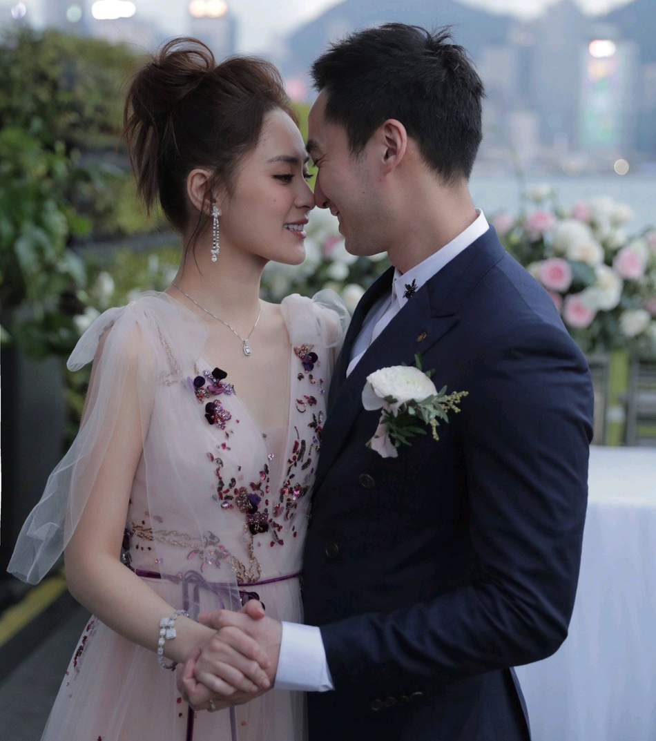 赖弘国与阿娇分居后“放飞自我”，深夜点赞嫩模的性感照片不避嫌