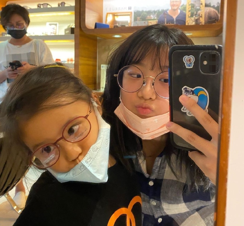 咘咘波妞近照被传开，妹妹圆脸超萌，咘咘戴眼镜生图却成亮点