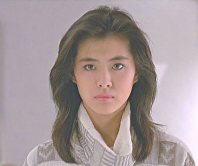 王祖贤罕见晒自拍，树下抱着宠物狗悠然自得，