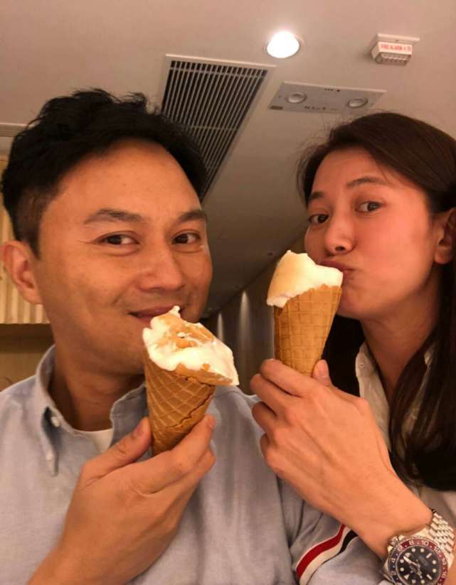 张智霖为袁咏仪庆祝50岁生日，甜喊对方美女，结婚20年恩爱如初