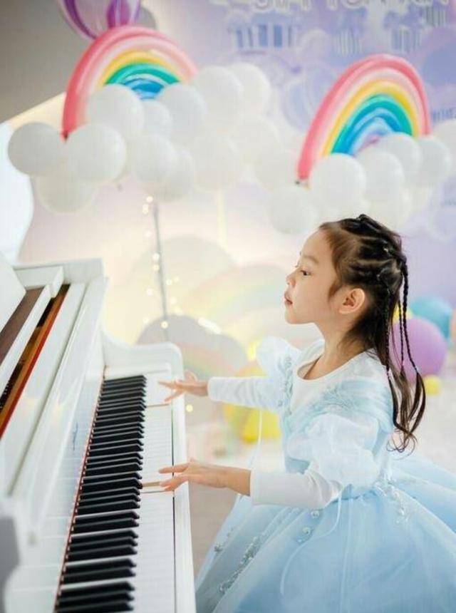 甜馨鋼琴獨奏《冰雪奇緣》，穿藍色紗裙氣質佳，笑容甜美颱風穩健