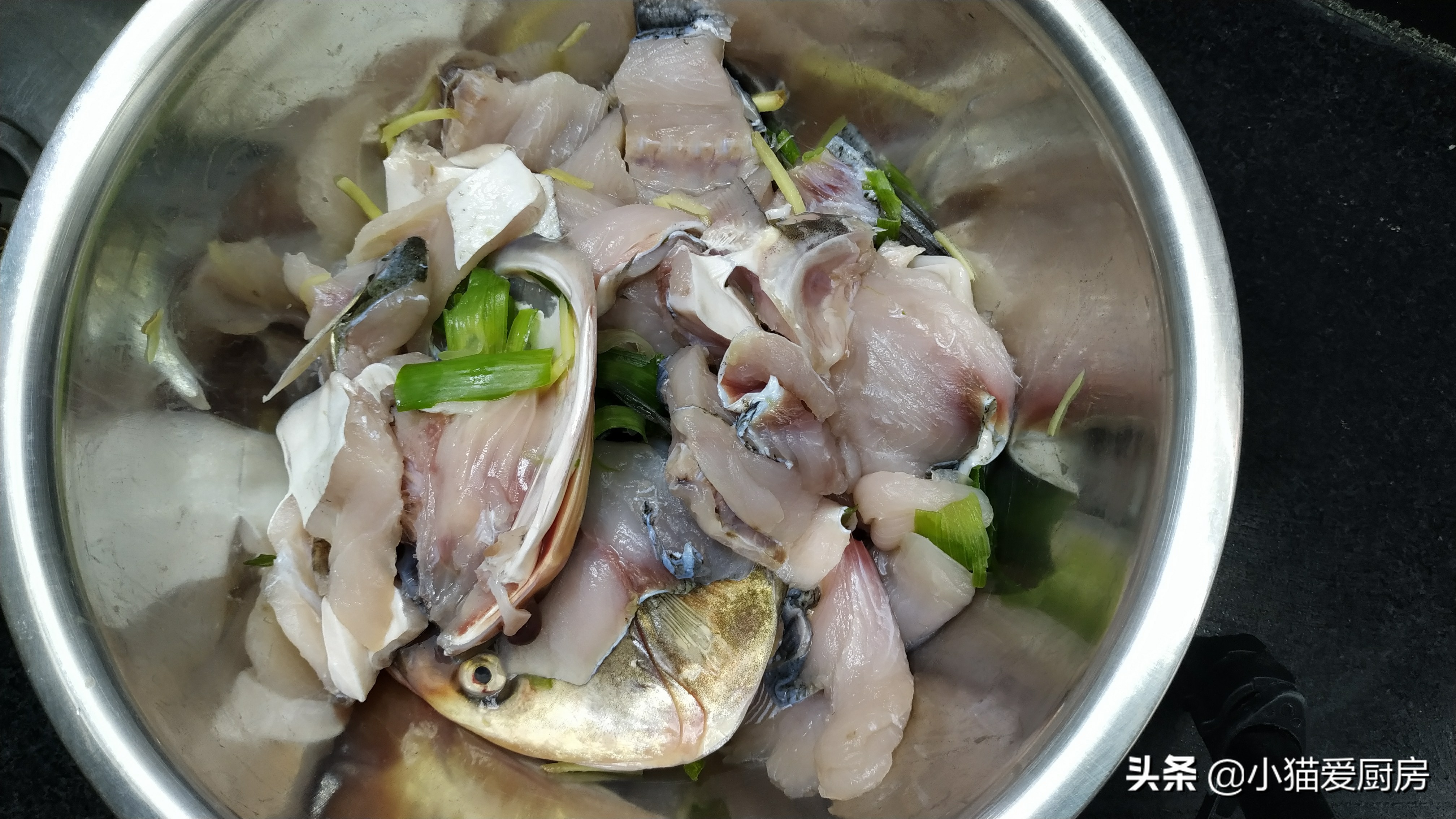 图片[3]-家常酸菜鱼这么做 蒜香味浓 味道酸辣 下饭下酒的好菜-起舞食谱网