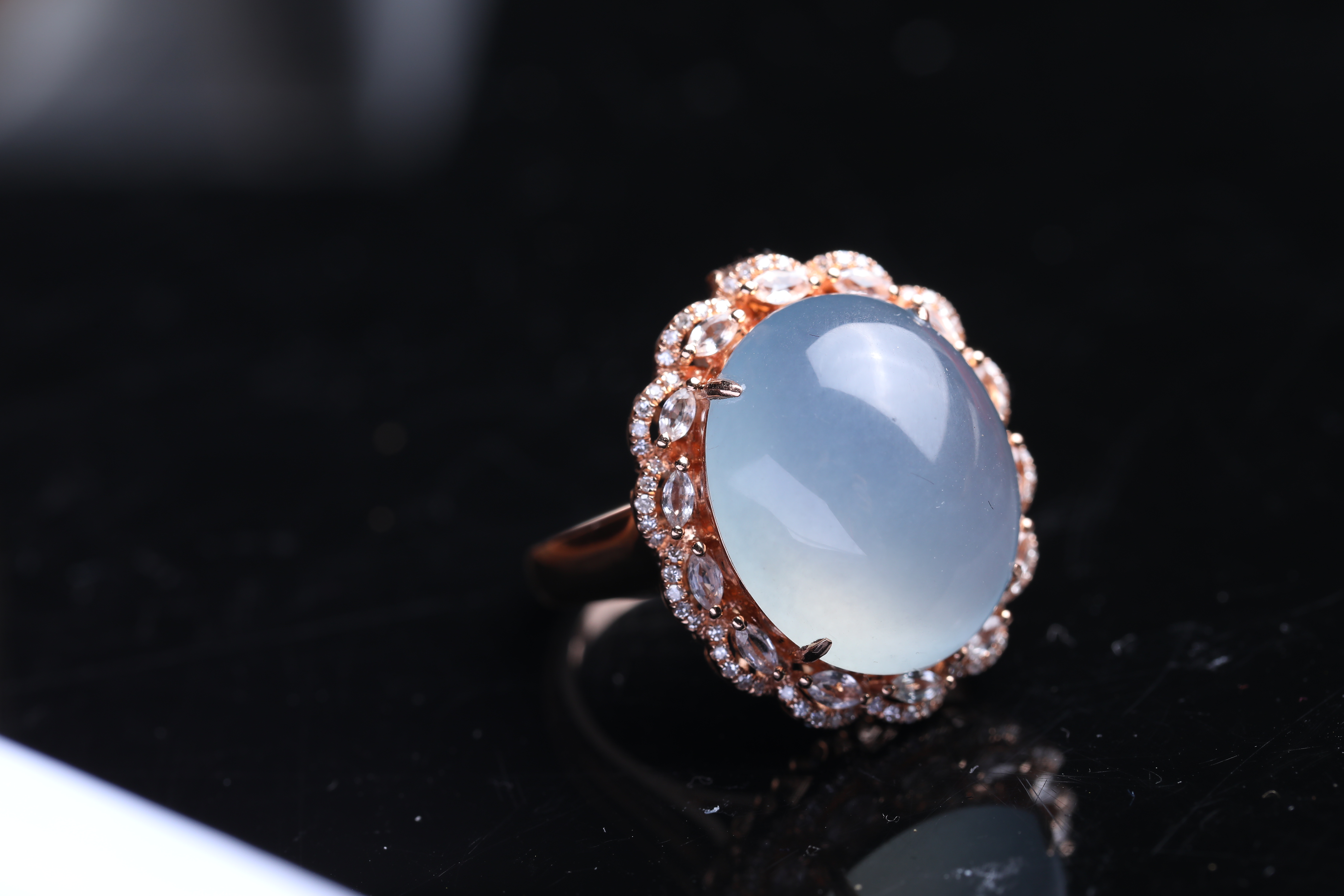 翡翠戒指虽然小也不能忽略了保养