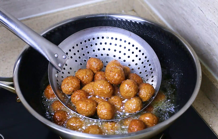 炸豬肉丸子時，謹記“2不放、加3樣”丸子外焦里嫩，放涼也不硬