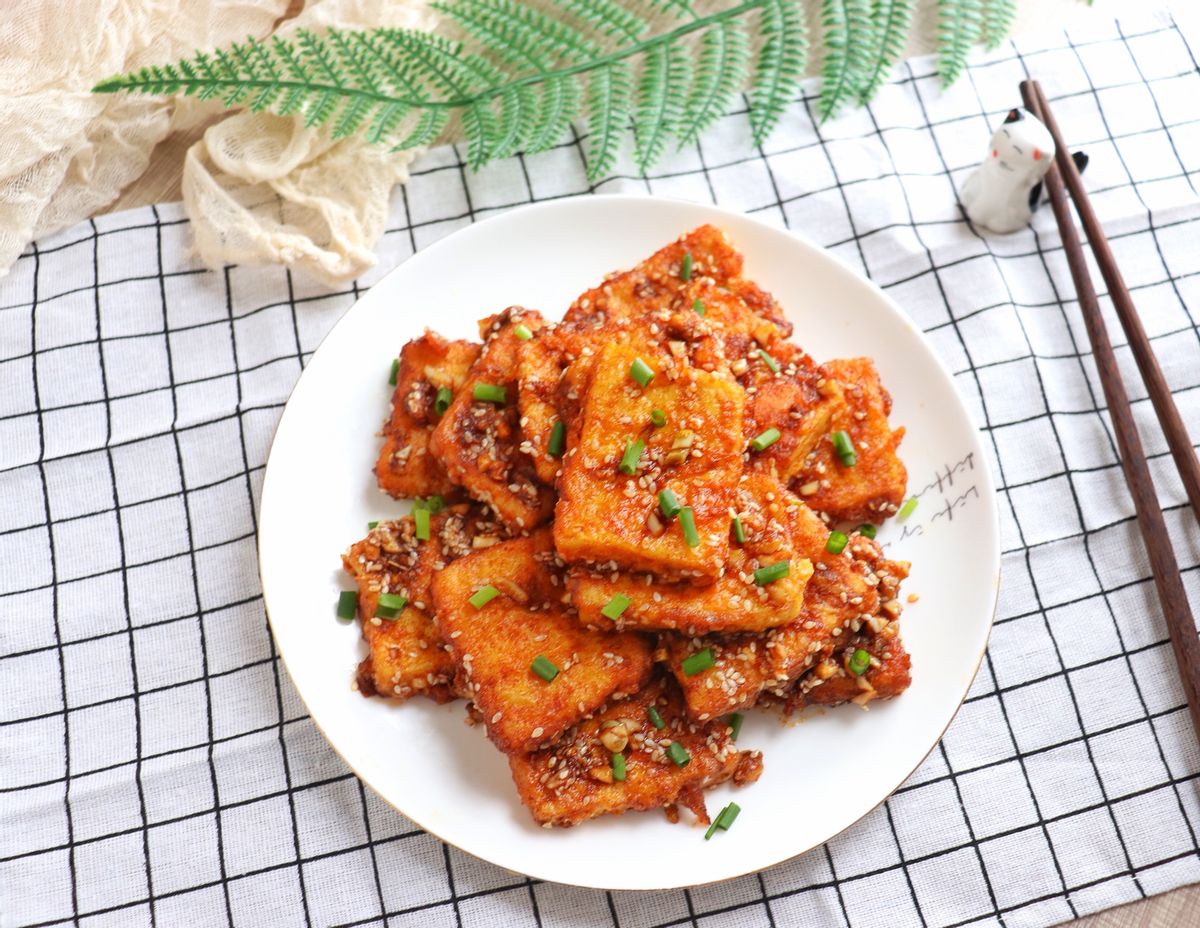 豆腐这样做，孩子很爱吃，鲜香入味，外酥里软，咬一口真过瘾