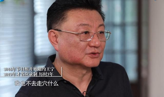 路人找她签名，她却告诉儿子：妈妈不是明星，是工作态度受人尊重