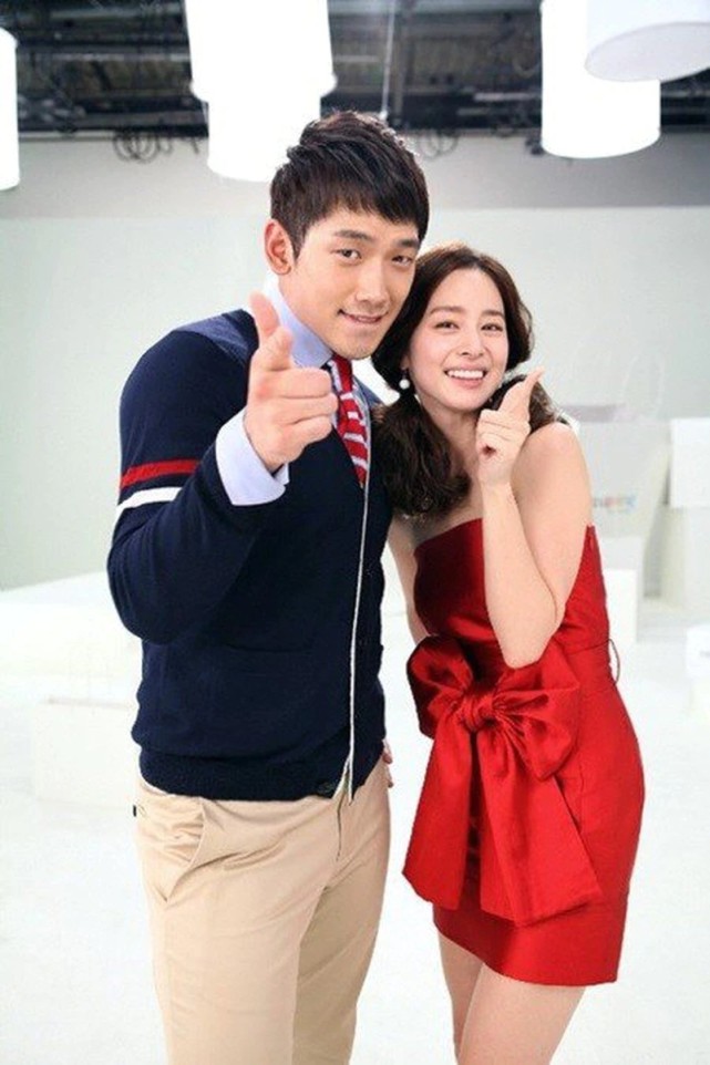 Rain金泰希街頭散步，相愛八年仍然熱戀，走路都抱得緊緊的