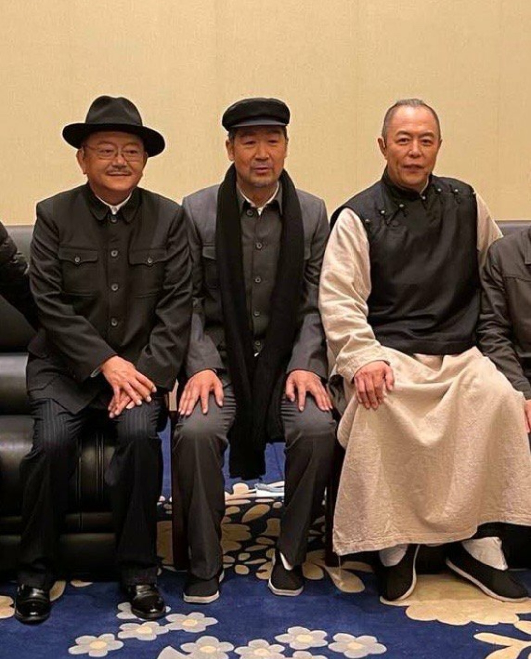 65岁张国立身穿长衫，含泪诵诗歌难掩憔悴，铁三角数他事业忙？