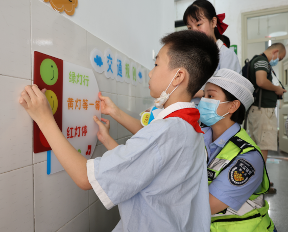 开学首日 武汉洪山交警多措并举护航“上学路”