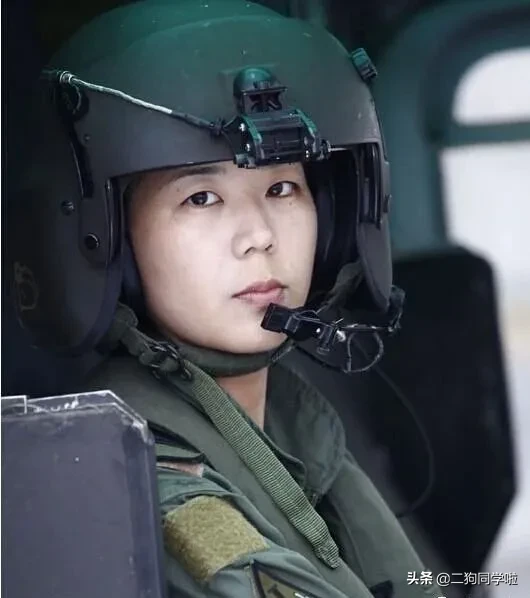 实拍台军女飞行员，与解放军女飞行员相比，谁
