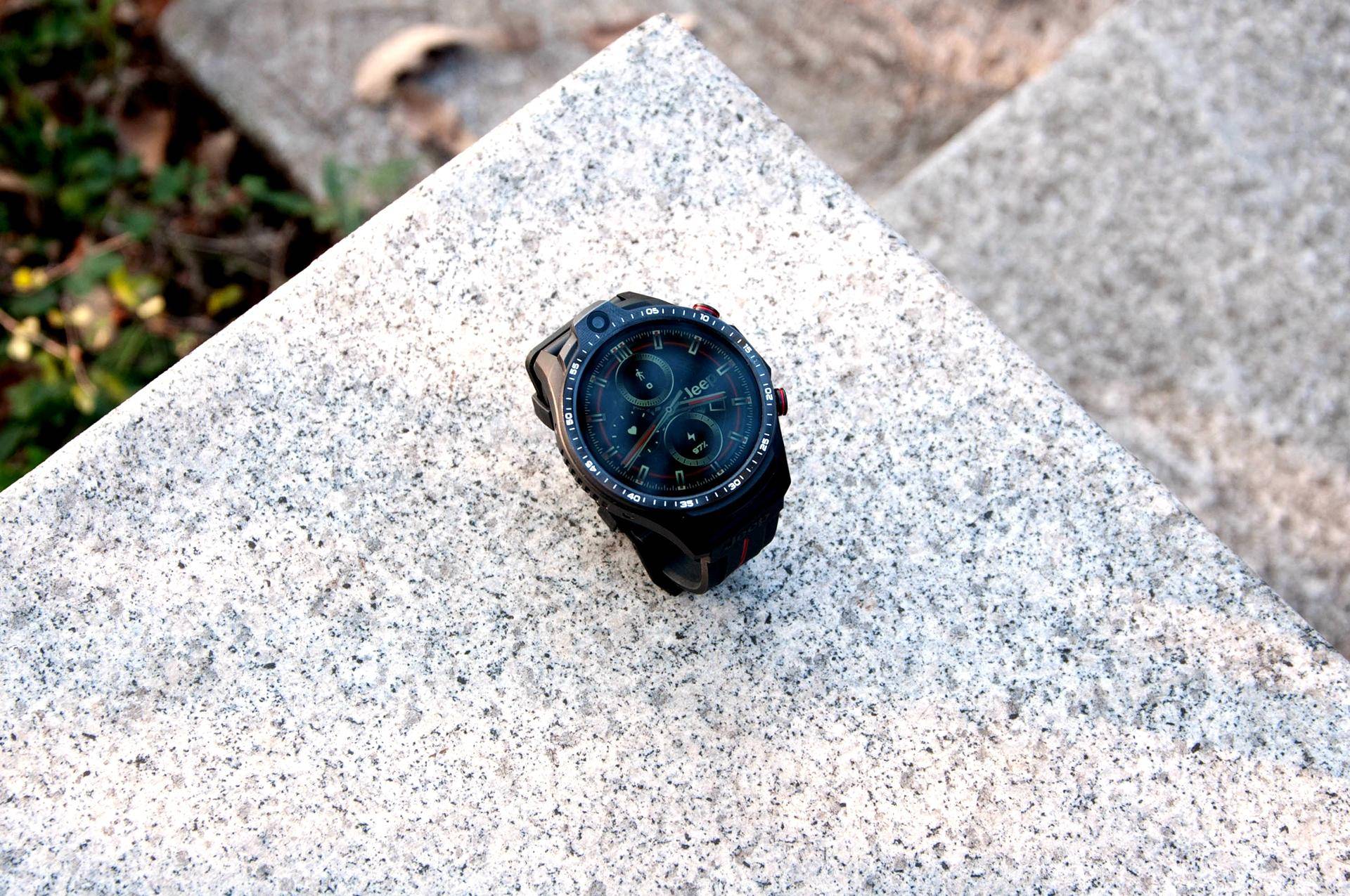 Jeep黑骑士智能手表：高清双摄独立通话，自带64G超大空间