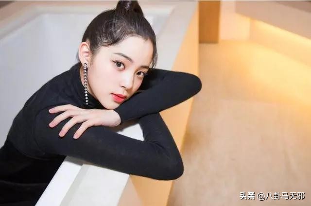 酷似欧阳娜娜，曾被肖战言语攻击！9年后大度回