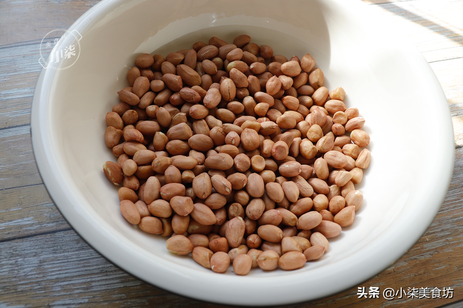 花生里打2個雞蛋，老式做法教會你，年夜飯吃著香，下酒必備