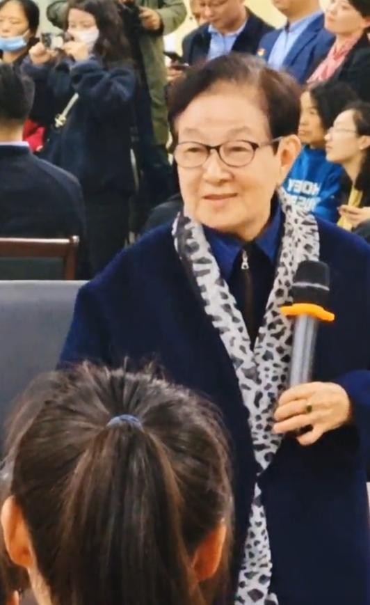 86岁艺术家谷建芬开课堂！身材消瘦变化大，晚年痛失丈夫和女儿