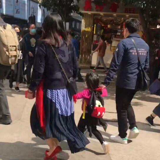 郭晶晶大女兒近照，背著169元米老鼠背包逛街，4歲名媛接地氣