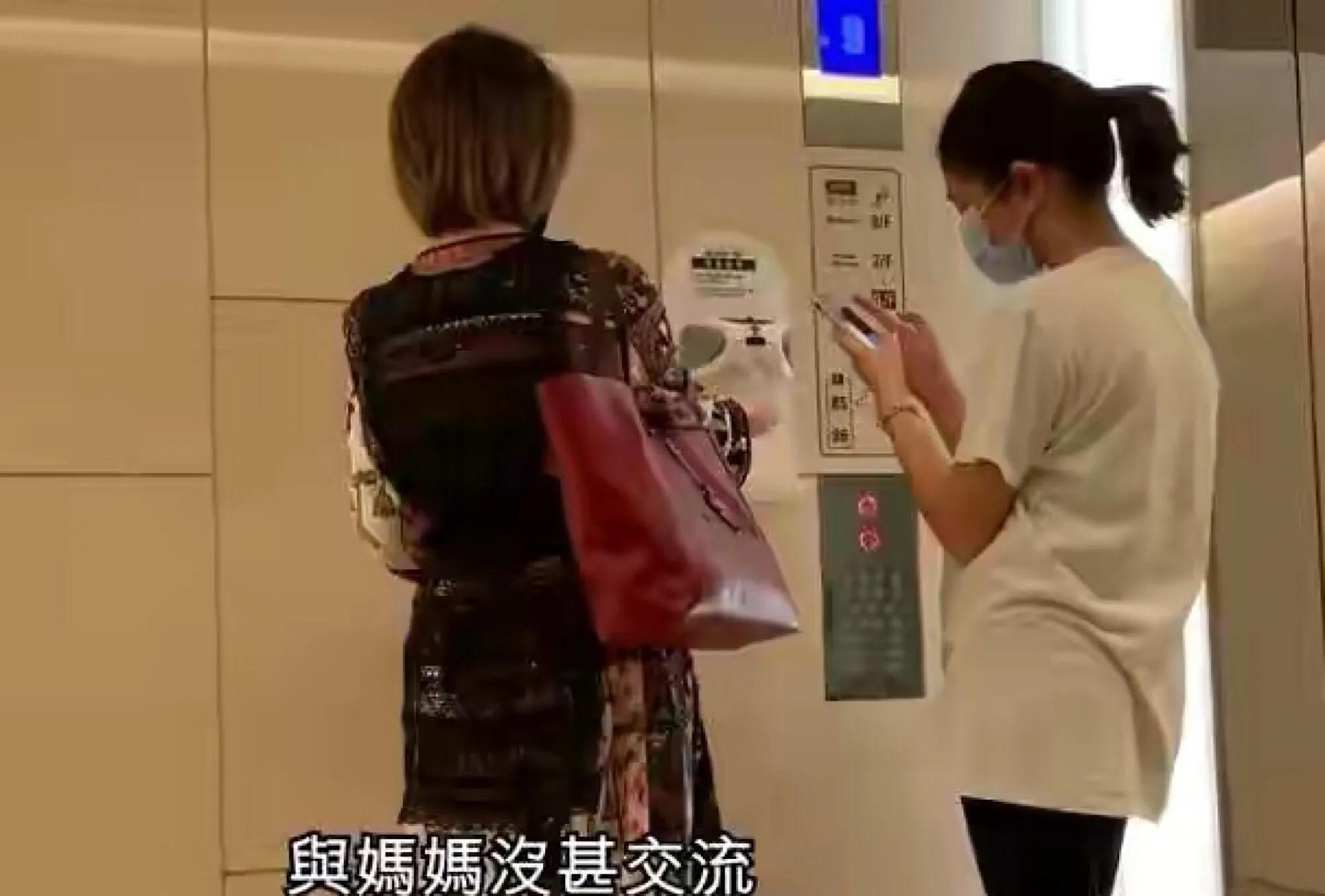 關詠荷和女兒手牽手逛街感情好，14歲張童模樣清秀甜美像媽媽