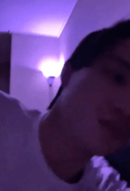 男艺人房间贴着女性身体部位的照片?;WINTER短发酷似泰妍?