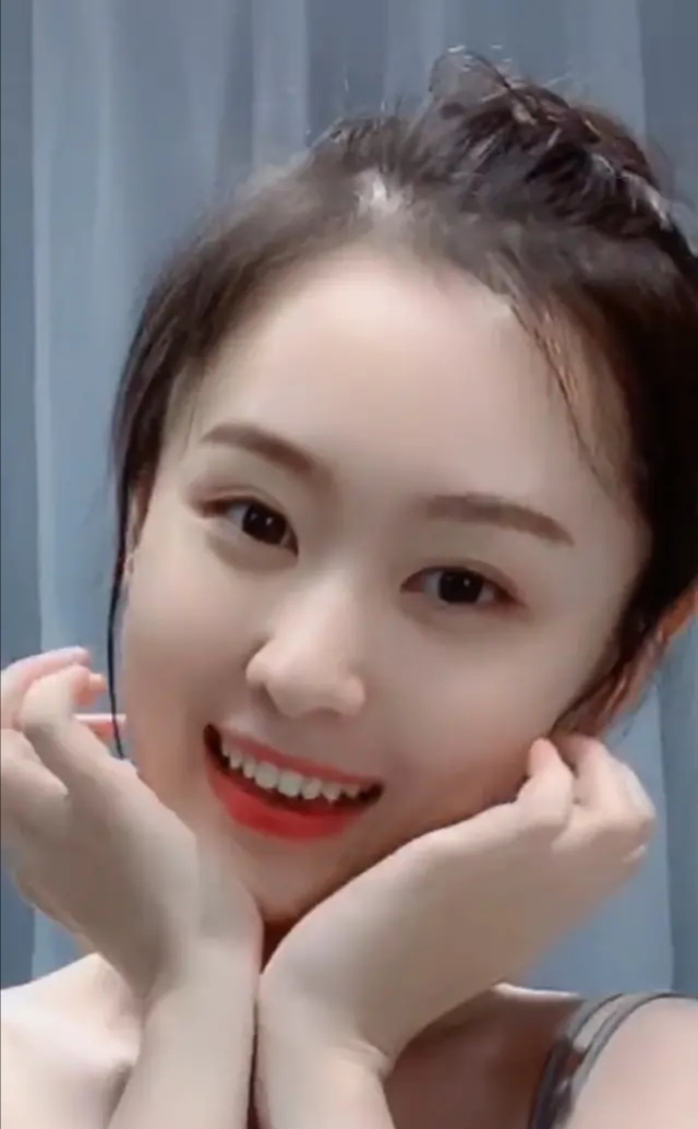 疑是仙女下凡来，回眸一笑胜星华。