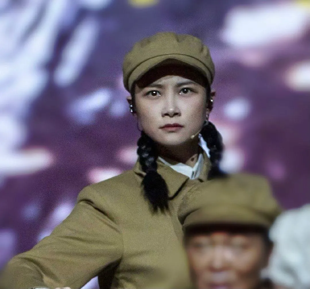 七一晚会女星:杨紫眼含热泪,高圆圆戴安全帽
