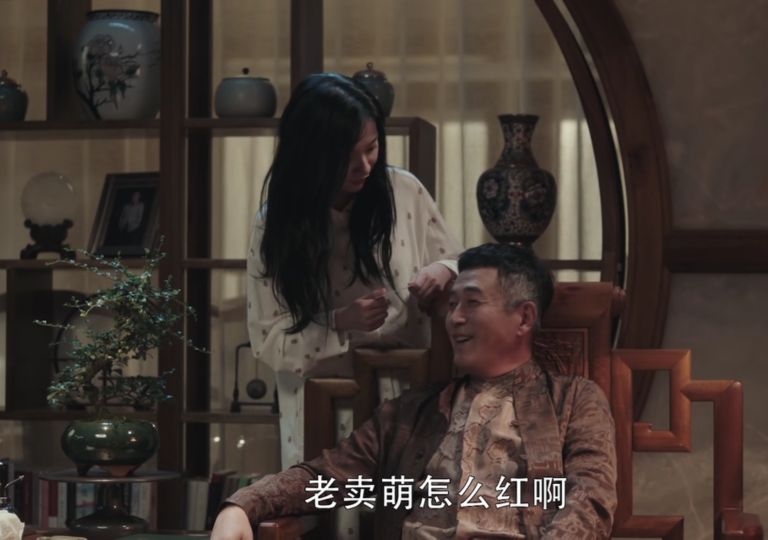 《扫黑风暴》爸被杀妈遭埋，她在仇人怀里撒娇