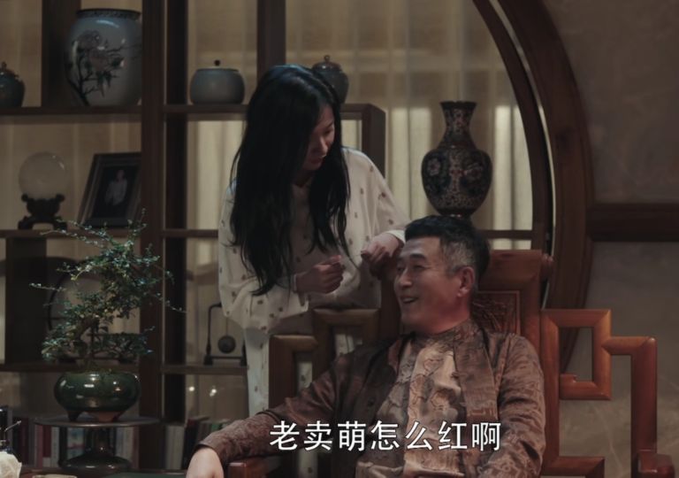 《扫黑风暴》爸被杀妈遭埋，她在仇人怀里撒娇，麦佳可悲却不无辜